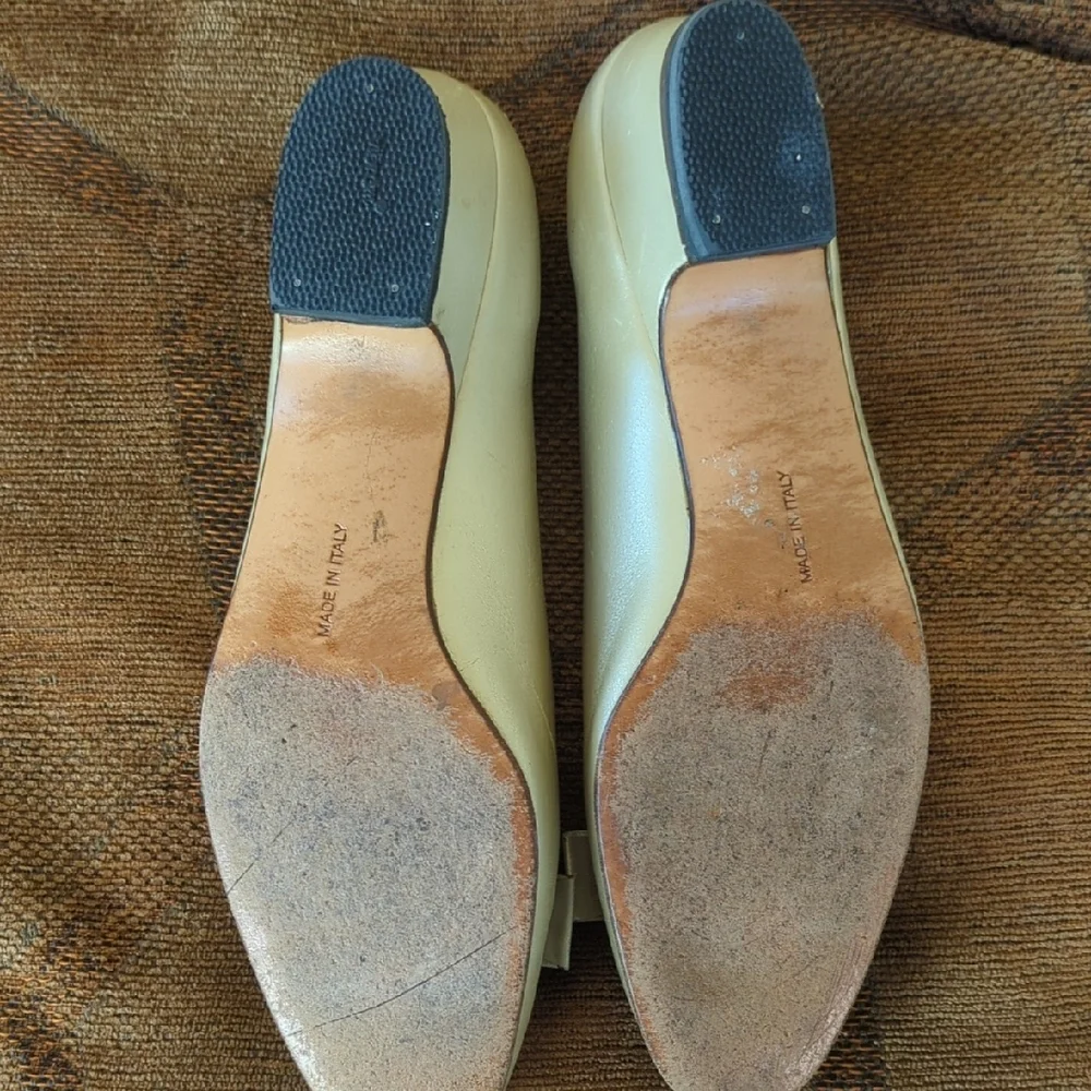 Salvatore Ferragamo Light Cream Leather Bow Pumps with Gold Plaque - Picture 7 of 11